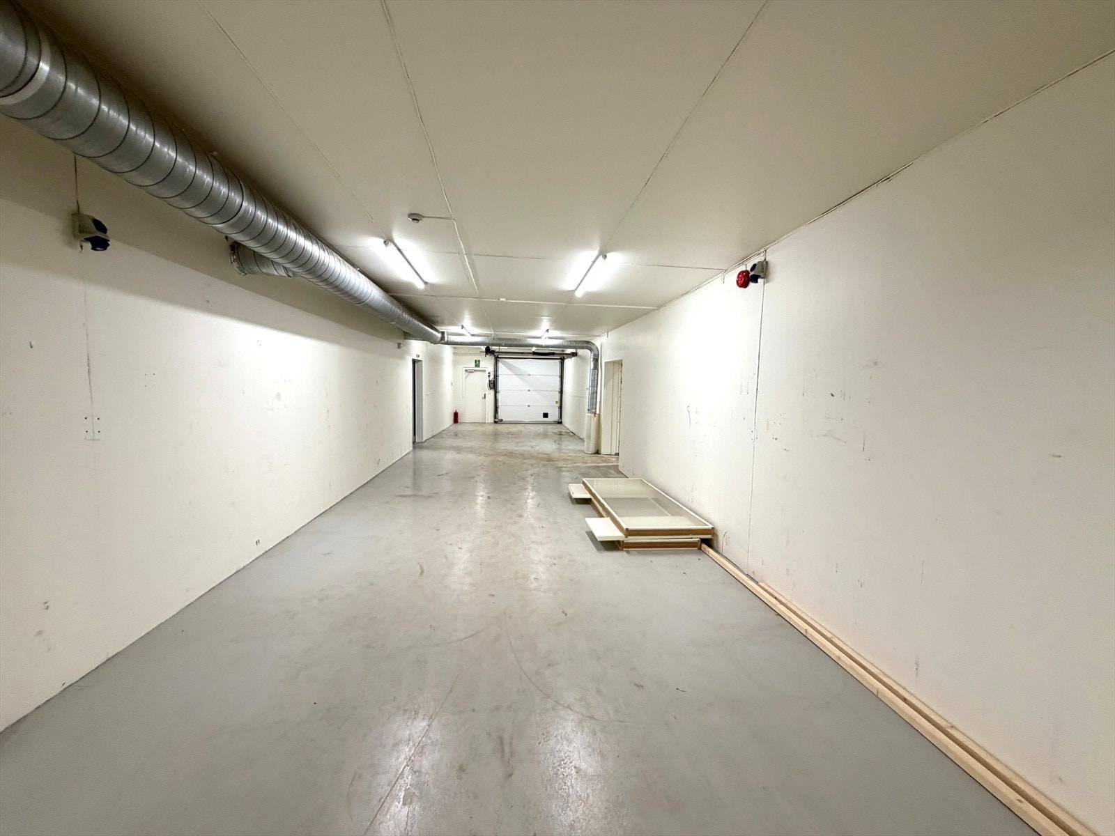 Smalt lager med liten kjøreport. Galleribilde