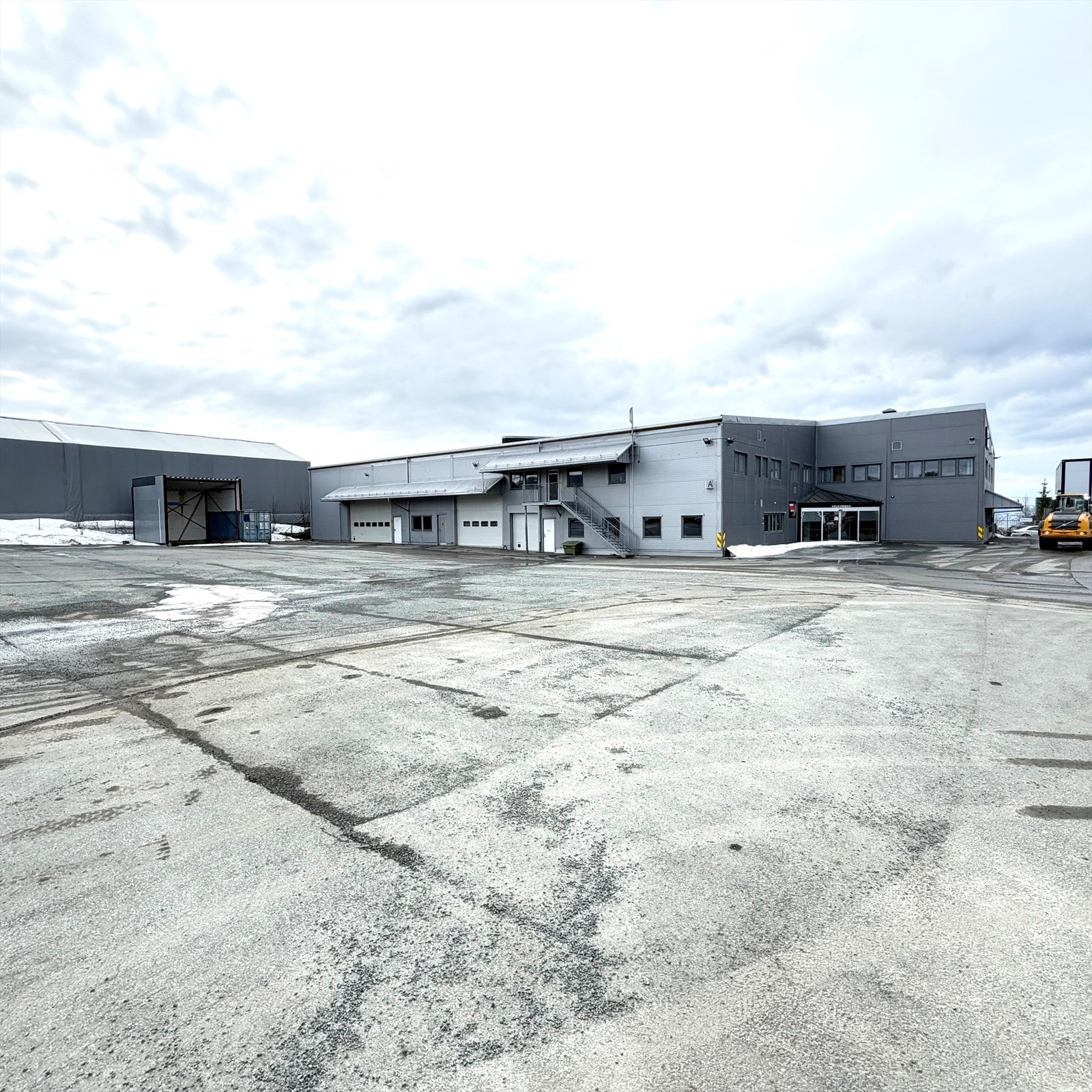 Fasade bygg med uteareal. Galleribilde