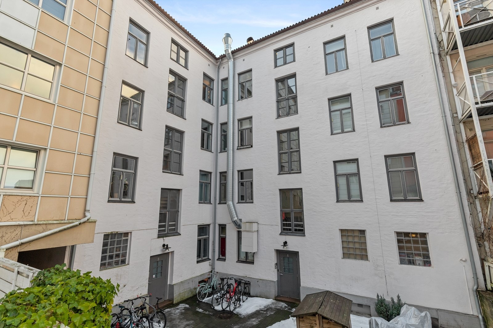 Tøyengata 39. Baksiden av bygget. Avtrekk over tak. Galleribilde