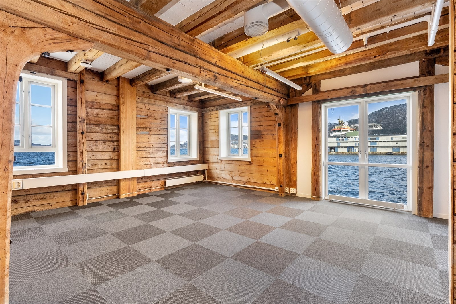 Hellandsgården 2 nord 2. etasje i ledig areal BTA 195m². Innredet med 2 store landskap, 1 spise-/møterom.