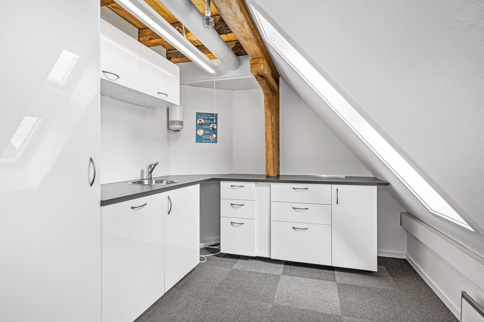 Hellandsgården 2, 3. + 4. etg. ledig areal BTA 263 m². Innredet med kombinasjon av åpent landskap, møterom, cellekontor og kjøkken med sosial sone.