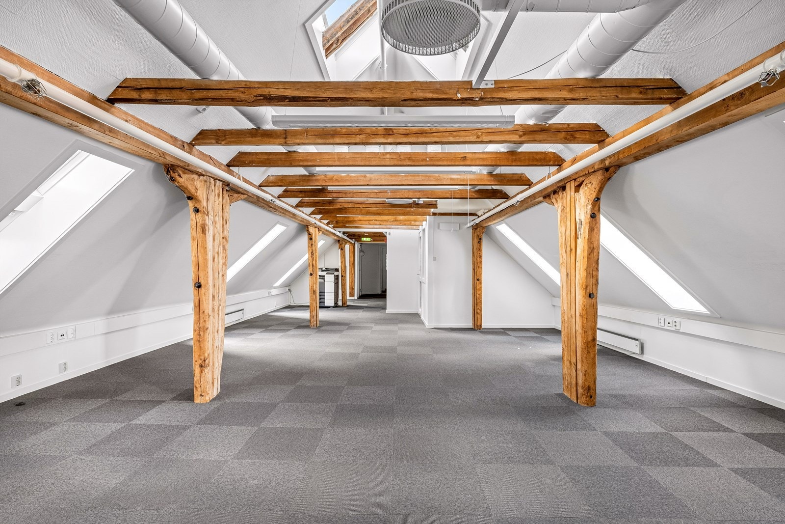 Hellandsgården 2, 3. + 4. etg. ledig areal BTA 263 m². Innredet med kombinasjon av åpent landskap, møterom, cellekontor og kjøkken med sosial sone.