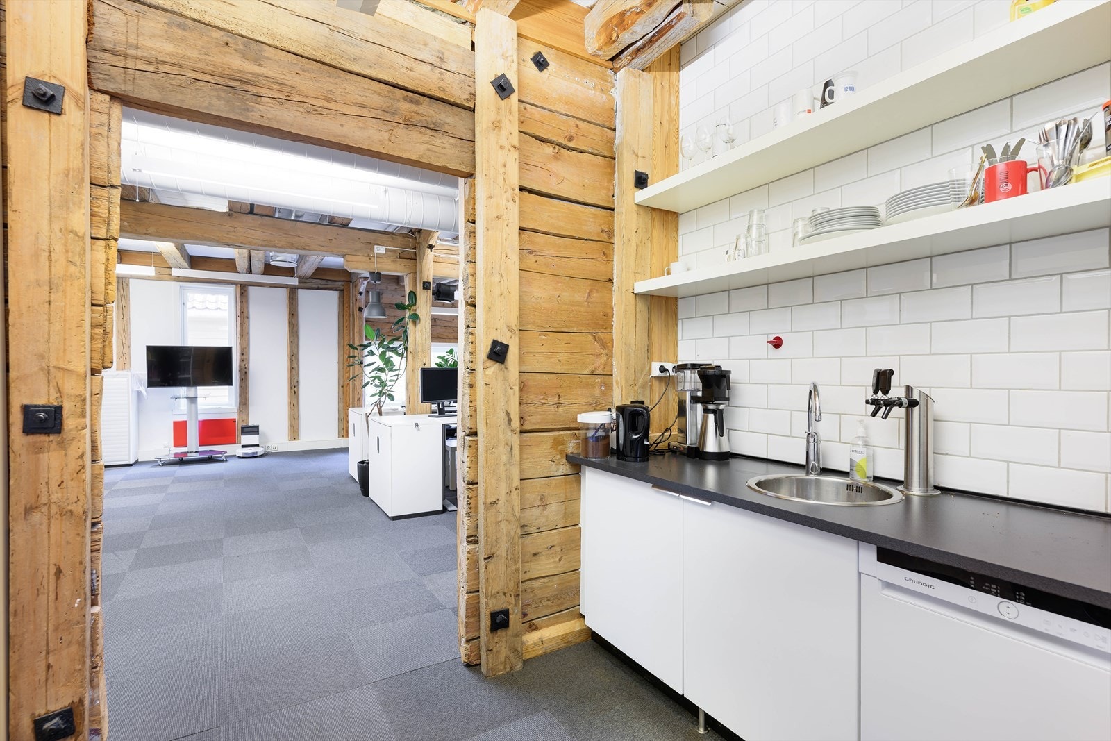 Nagelgården 6, 2. etg. kontor: BTA 375 m² er innredet med 1 cellekontor, kontorlandskap, møterom, kjøkken og sosial sone.