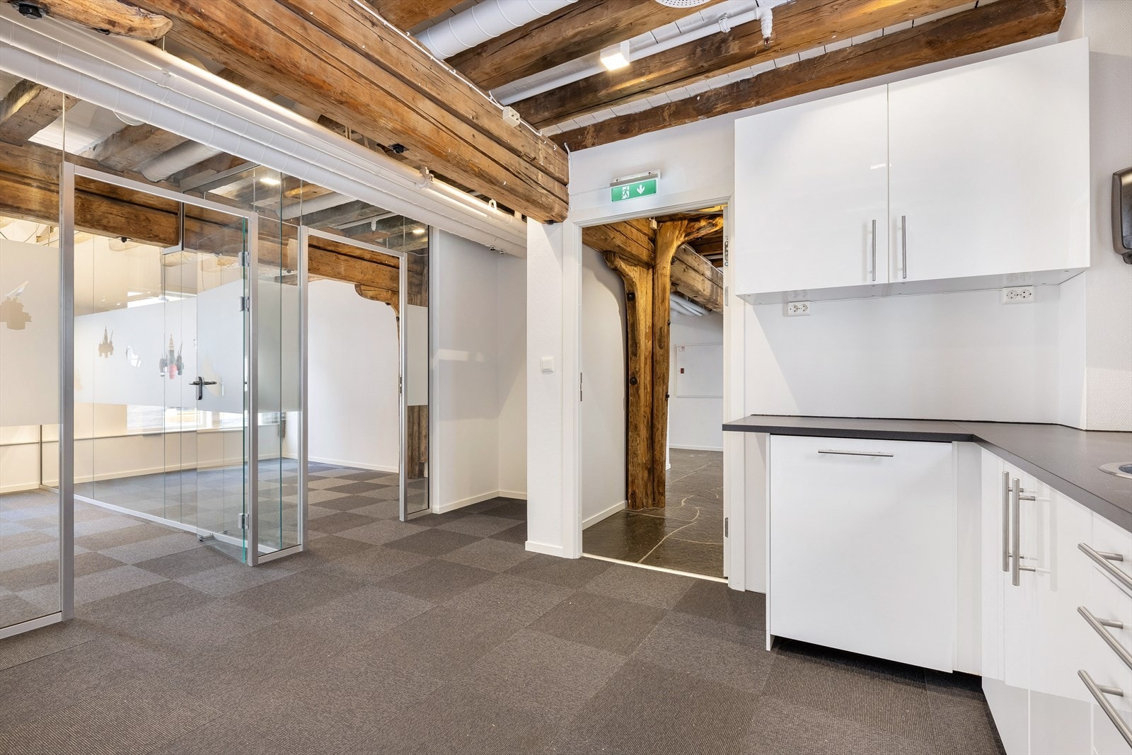 Hellandsgården 2 sør,  1. etg. BTA 190 m² over 2 etasjer. Lokalene er innredet med cellekontor, landskap, møterom og kjøkken. Bilde er fra 1. etg.