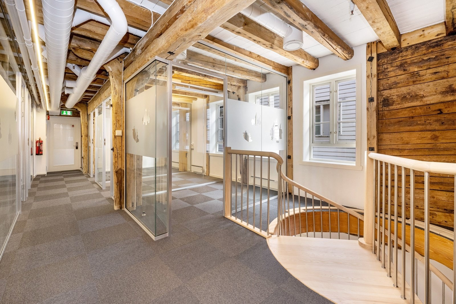 Hellandsgården 2 sør , BTA 190 m² over 2 etasjer. Lokalene er innredet med cellekontor, landskap, møterom og kjøkken. Bilde er fra 2. etg.