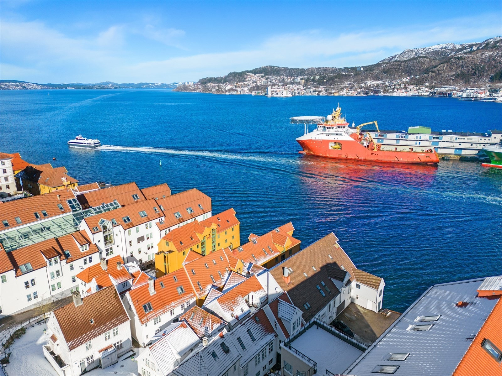 Hellandsgården 2 beliggende helt i vannkanten