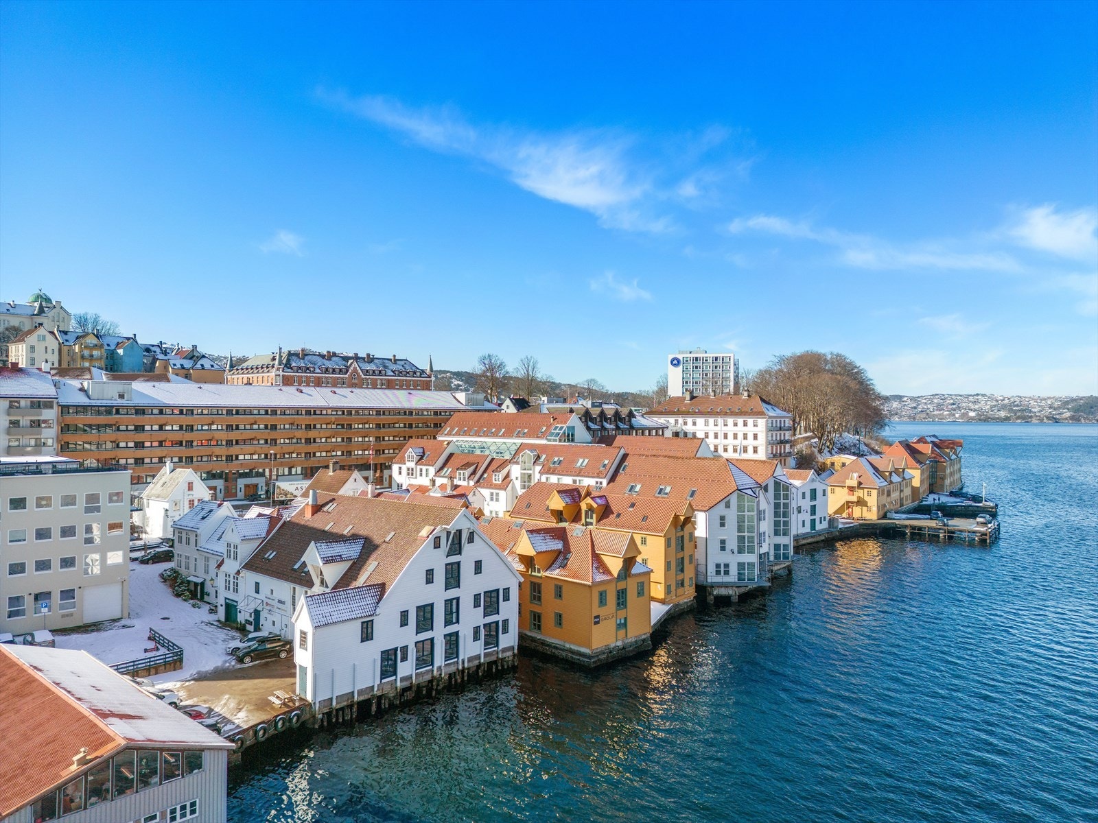 Nagelgården (hvitt bygg) og Hellandsgården (gult bygg) beliggende helt i vannkanten på Nordnes.