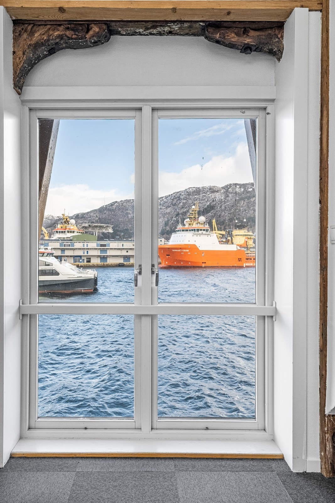 Hellandsgården 2, 3. + 4. etg. ledig areal BTA 263 m². Innredet med kombinasjon av åpent landskap, møterom, cellekontor og kjøkken med sosial sone.