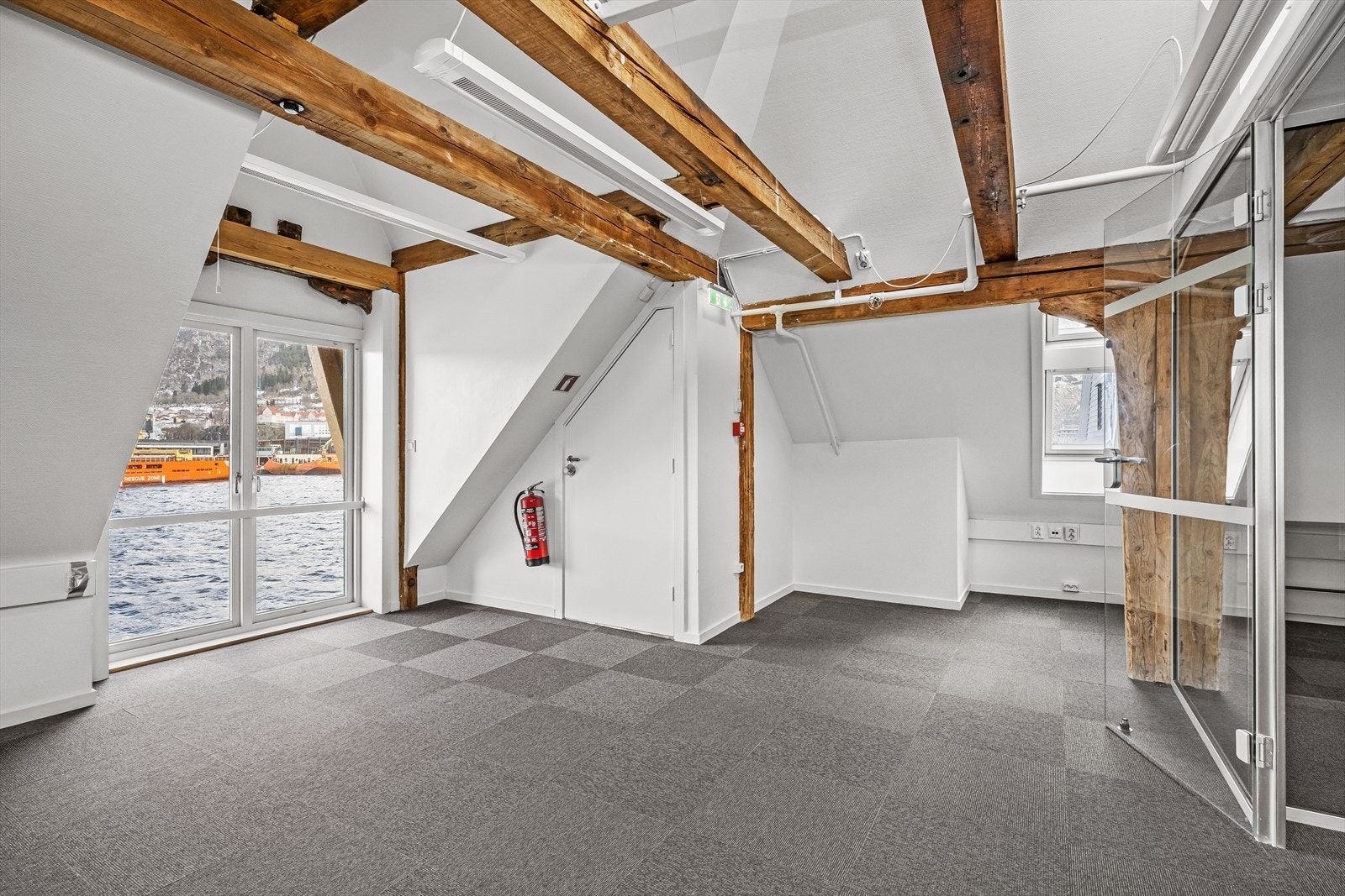 Hellandsgården 2, 3. + 4. etg. ledig areal BTA 263 m². Innredet med kombinasjon av åpent landskap, møterom, cellekontor og kjøkken med sosial sone.