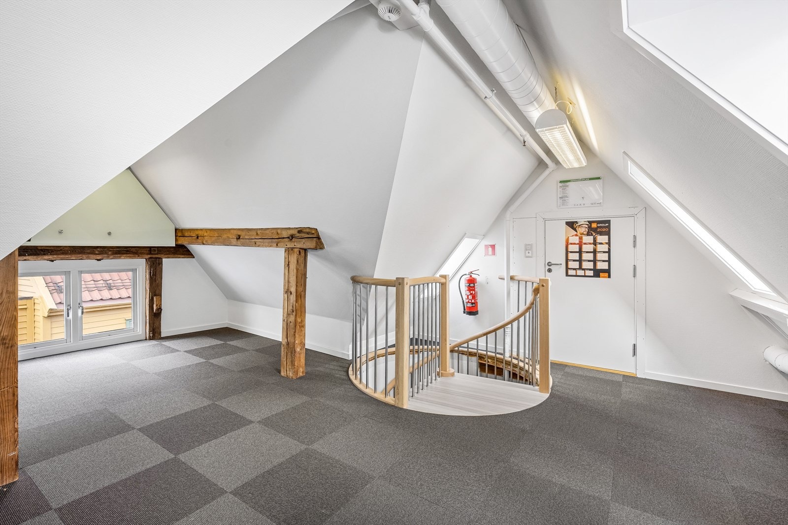 Hellandsgården 2, 3. + 4. etg. ledig areal BTA 263 m². Innredet med kombinasjon av åpent landskap, møterom, cellekontor og kjøkken med sosial sone.