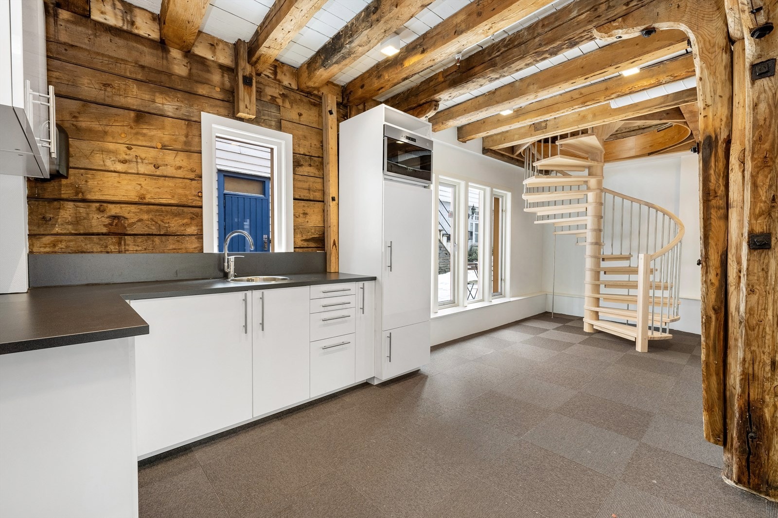 Hellandsgården 2 sør,  BTA 190 m² over 2 etasjer. Lokalene er innredet med cellekontor, landskap, møterom og kjøkken. Bilde er fra 1. etg.