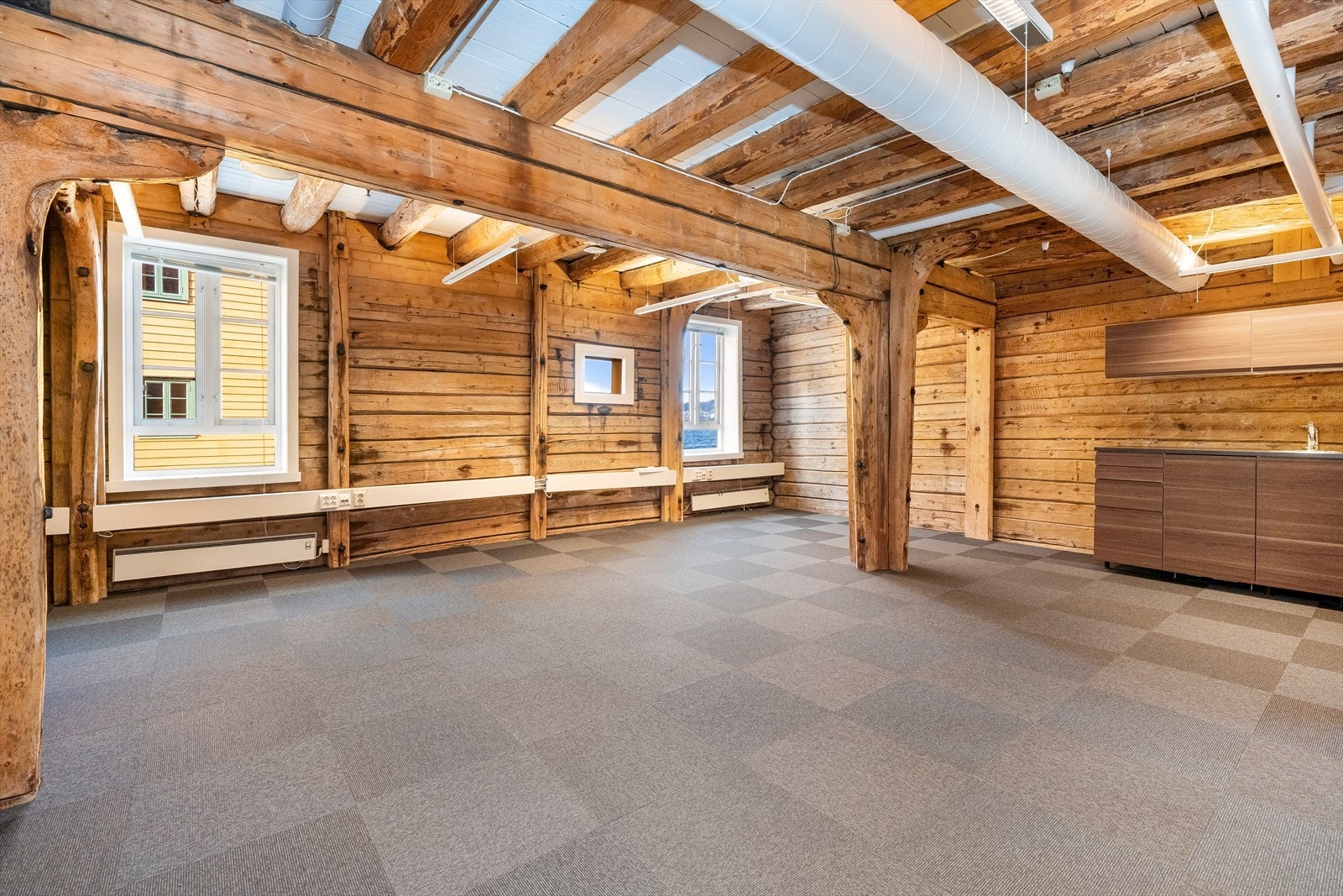 Hellandsgården 2 nord 2. etasje i ledig areal BTA 195m². Innredet med 2 store landskap, 1 spise-/møterom.