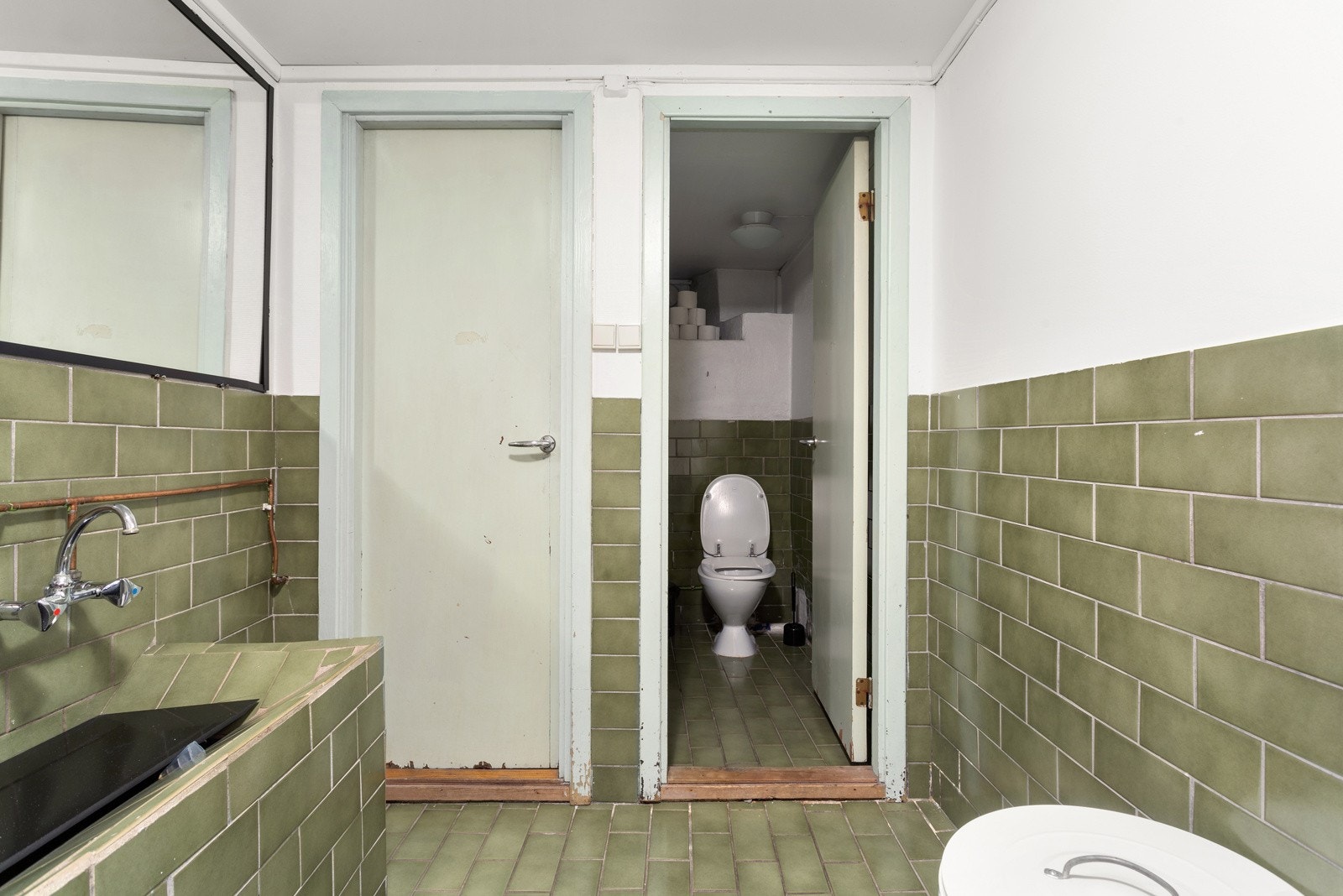 Funksjonelt toalettrom med dobbel vask og adskilt toalett. Galleribilde