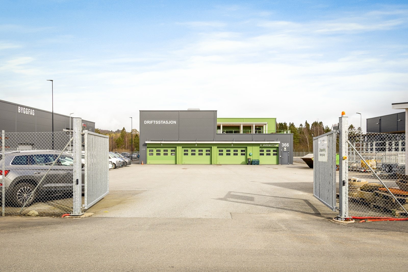 Området er inngjerdet. Automatisk port Galleribilde