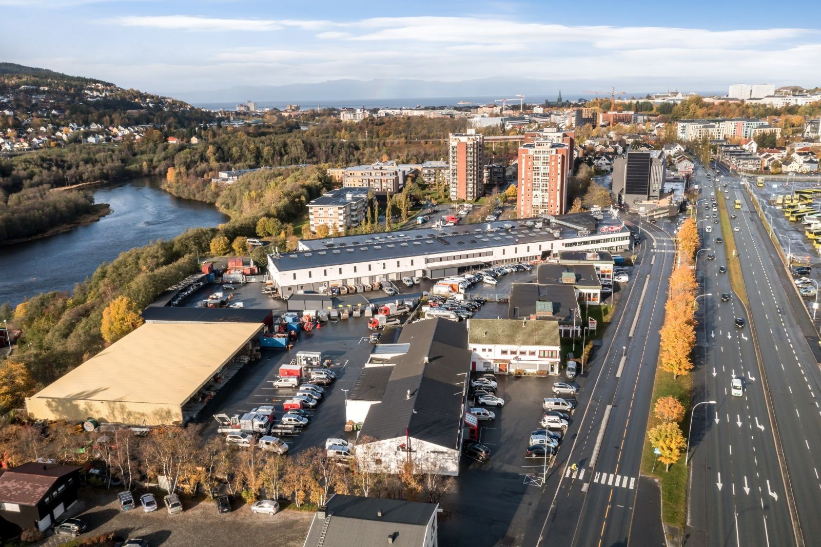 Eiendommen har et samlet bygningsareal på nesten 4.800 kvm og 11,5 mål tomt. Galleribilde
