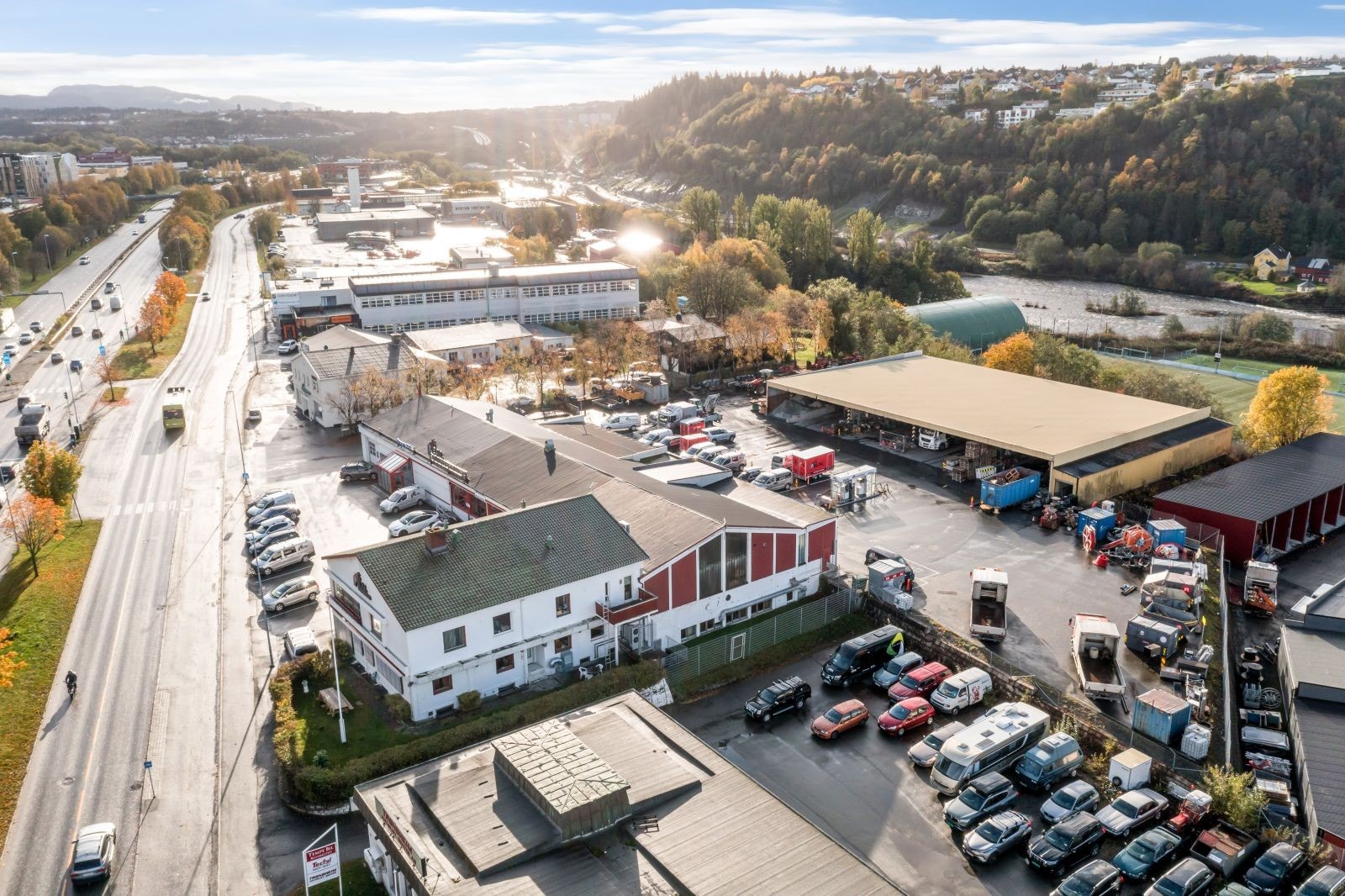 Store utomhusarealer med ca. 4.000 kvm effektiv utelagringsareal og meget god parkeringsdekning. Galleribilde