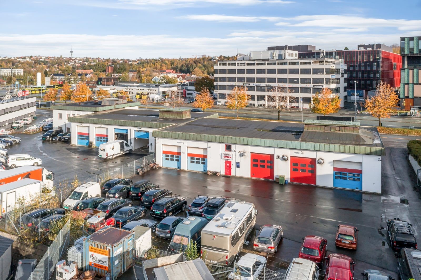 Godt med arronderingsareal foran portene. Galleribilde