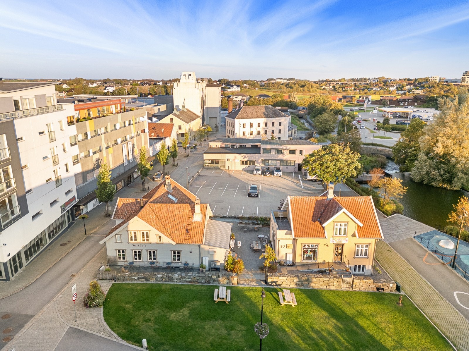 Smieparken er et resultat av bevaring av historiske bygg som fremtidsrettet byutvikling i Bryne sentrum. Galleribilde