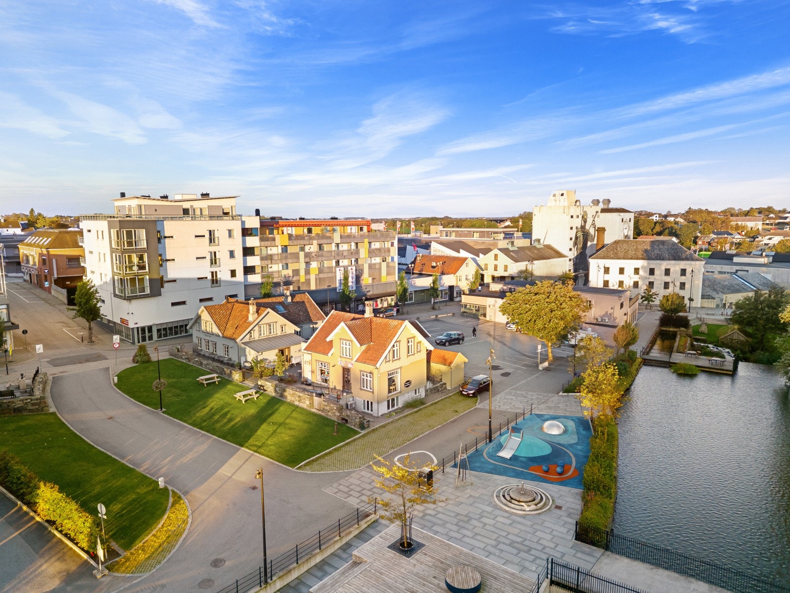 Disse byggene stod for forfall langs Storgata i årevis og har gått fra rønner til populære bruksobjekter med en sterk identitetsbyggende historiefortelling om brynebuens gamle hverdag. Galleribilde