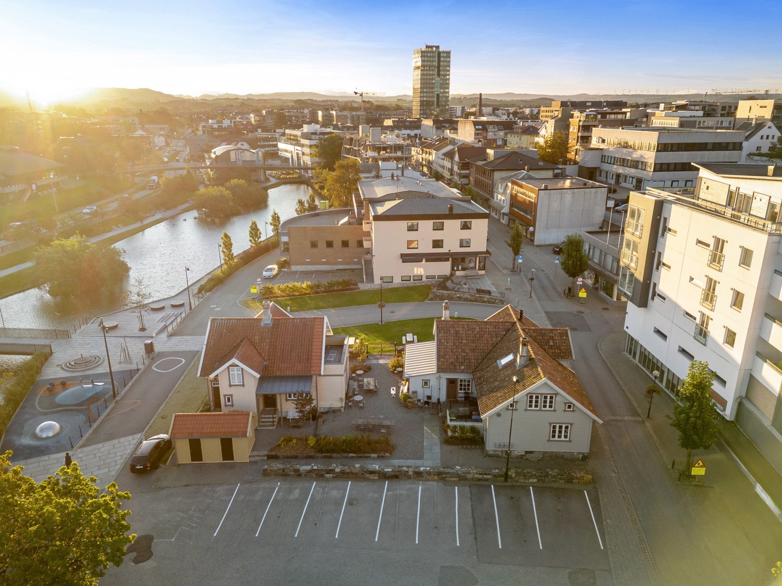 Begge husene er vernet i kommunedelplanen for Bryne sentrum der Aarresmia er er avsatt som vern med spesialområde H_570 og Steinslandshuset merket R/3 i temakart nr. 10 som høyt prioritert kulturminne. Galleribilde