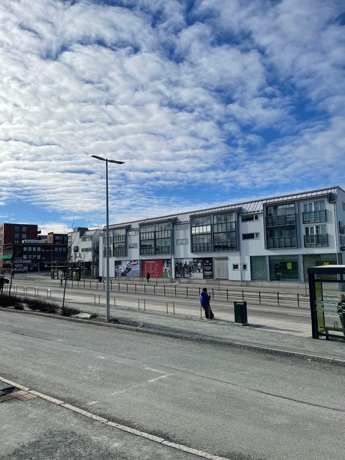 Umiddelbar nærhet til kollektivknutepunkt, dagligvare, restauranter som gir stor daglig trafikk og økt synlighet. Galleribilde
