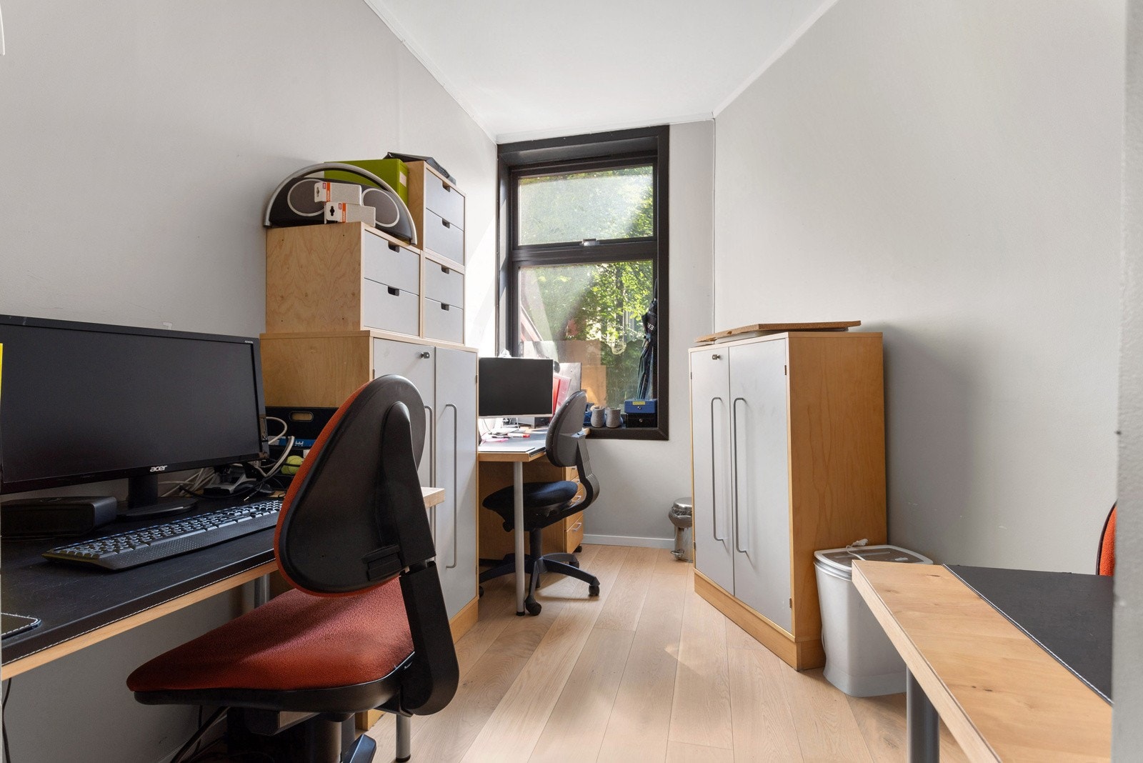 Fleksibelt rom med plass til skrivebord, oppbevaring og nødvendig kontorutstyr. Galleribilde