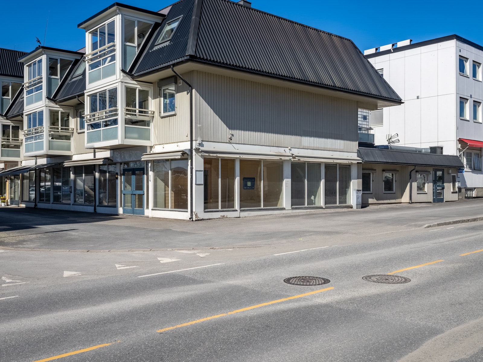 Lyse lokaler med store vindusoverflater Galleribilde