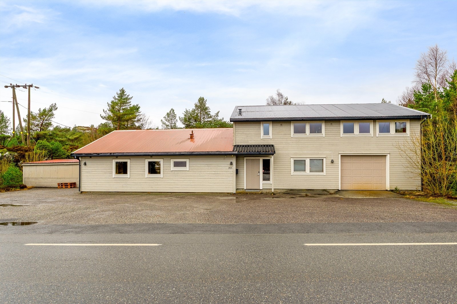 Kombinasjonsbygg med kjøreport, lager og kontor