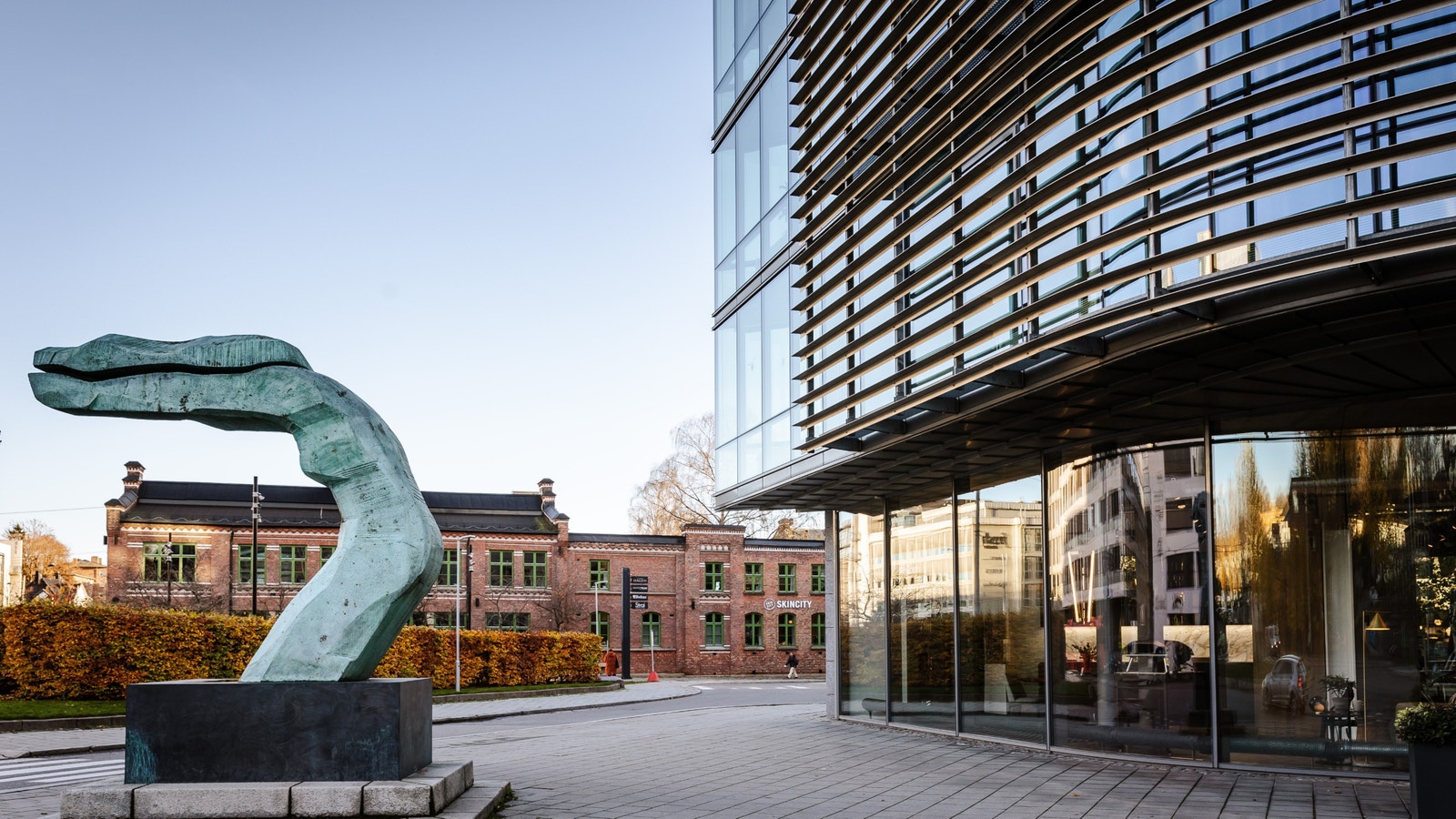 Ny fasadestein og solskjerming, samt god profilering på byggets fasade mot Drammensveien Galleribilde