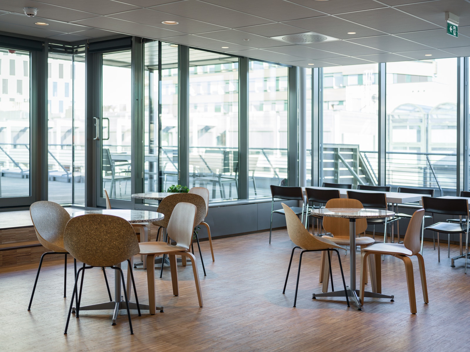 I tilknytning til kantinen i toppetasjen har vi en solrik takterrasse Galleribilde