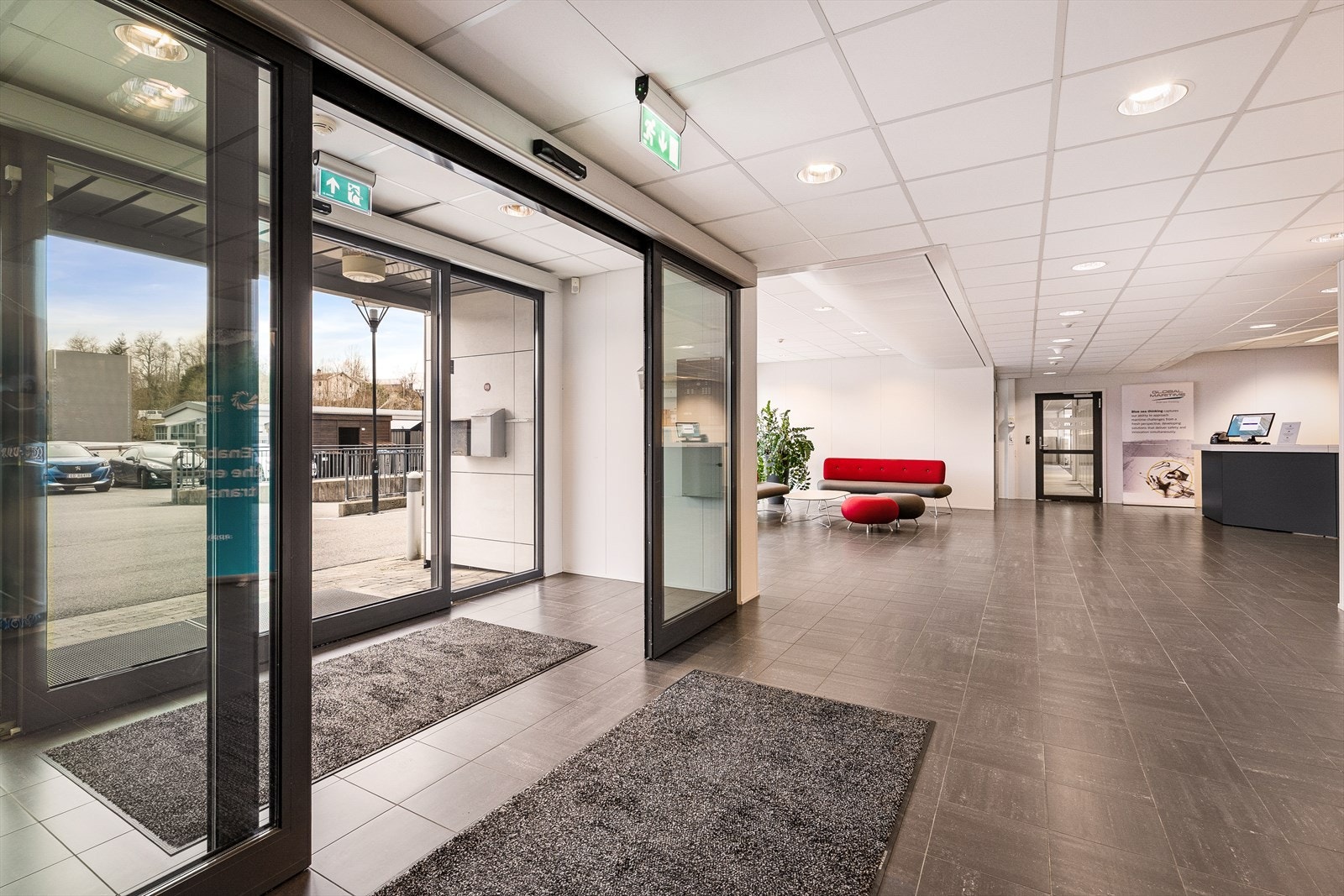 Presentabelt inngangsparti med besøksregistrering.