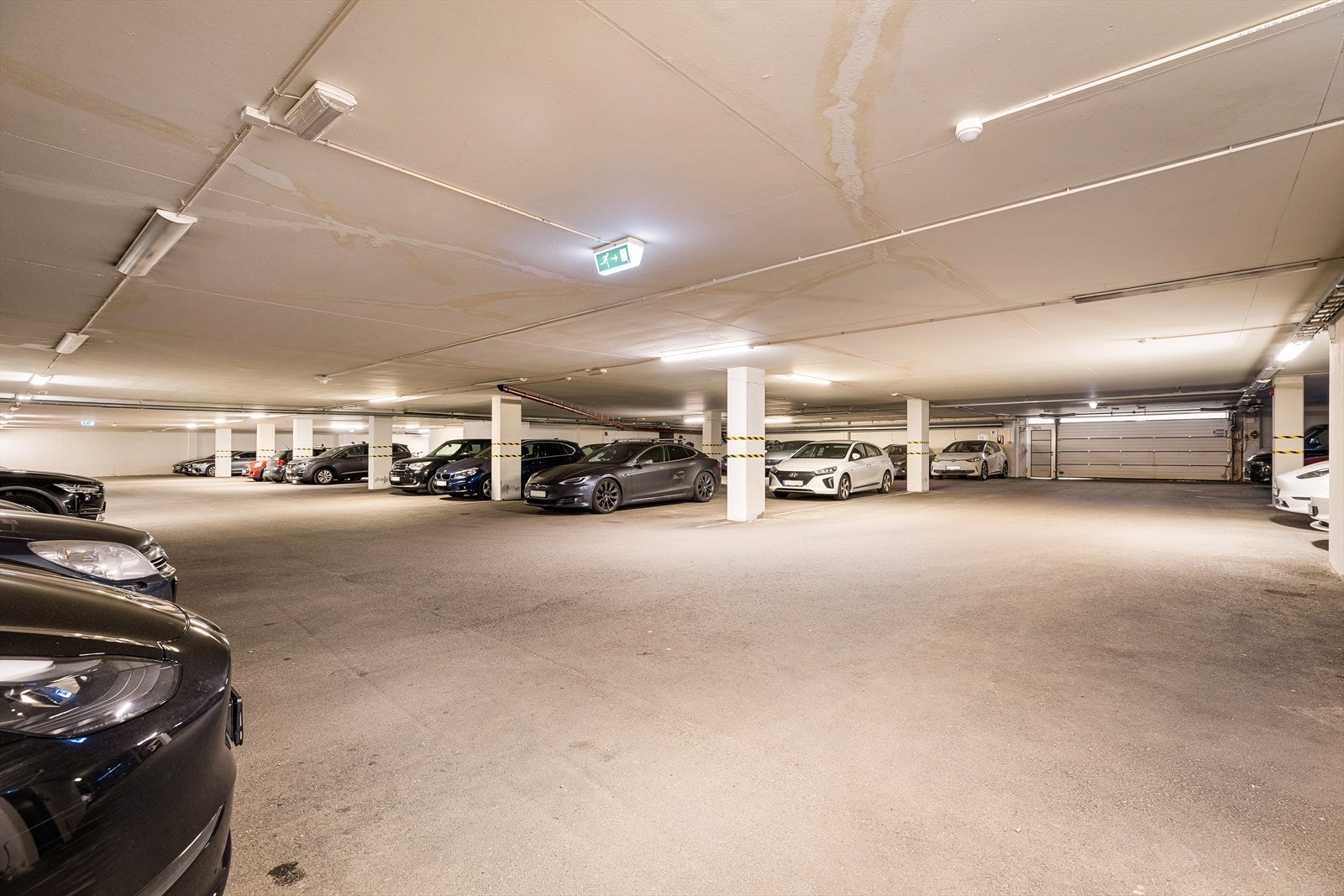 Gode parkeringsforhold med innendørs- og utendørs parkering.