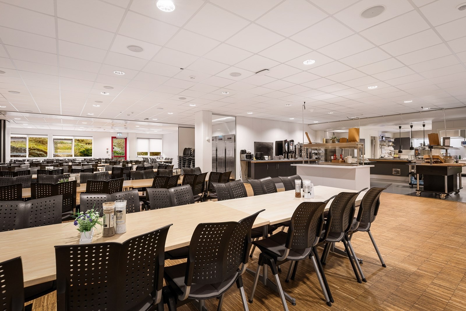 Fullverdig kantine med servering av varmmat, salater og brødmat.
