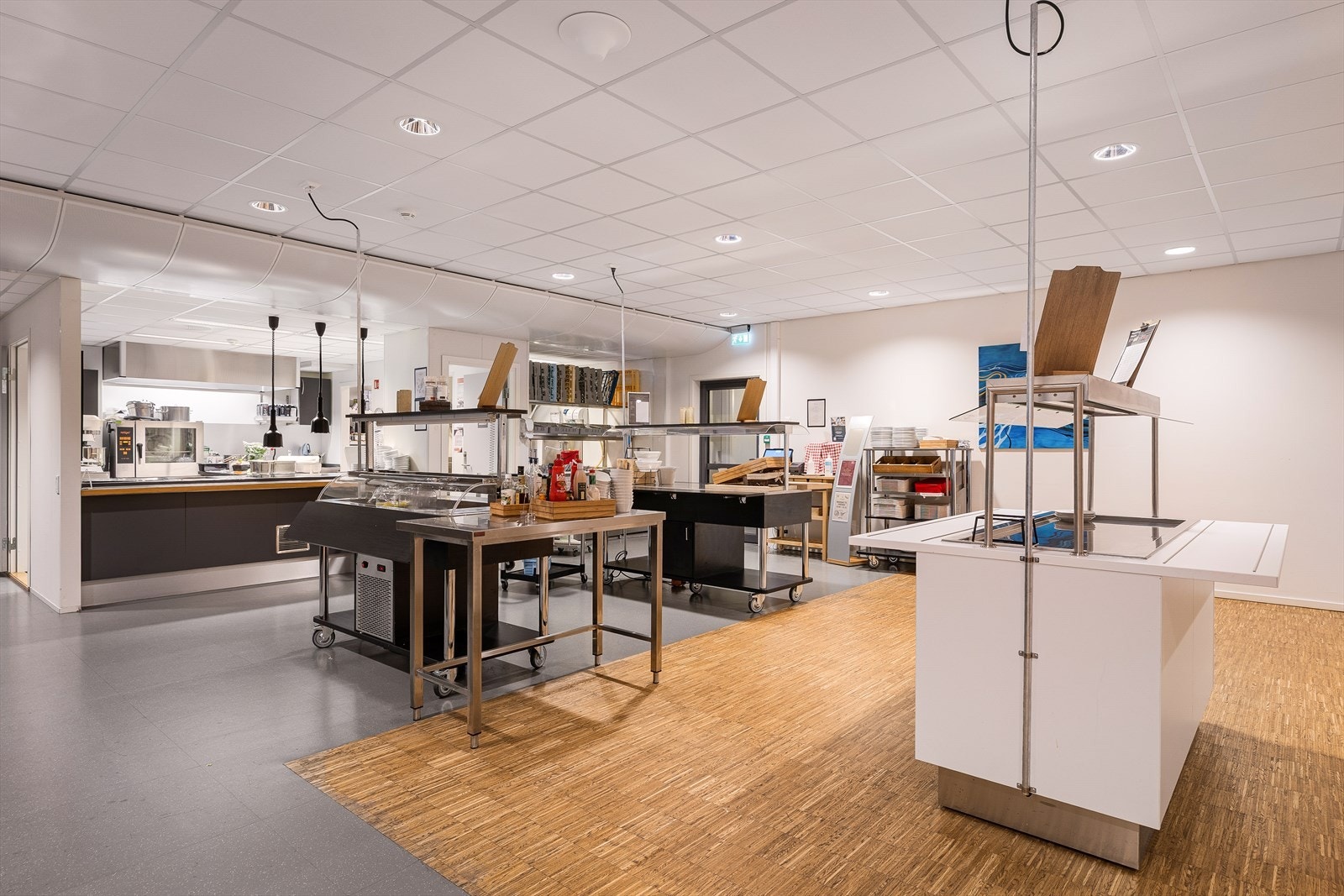 Fullverdig kantine med servering av varmmat, salater og brødmat.