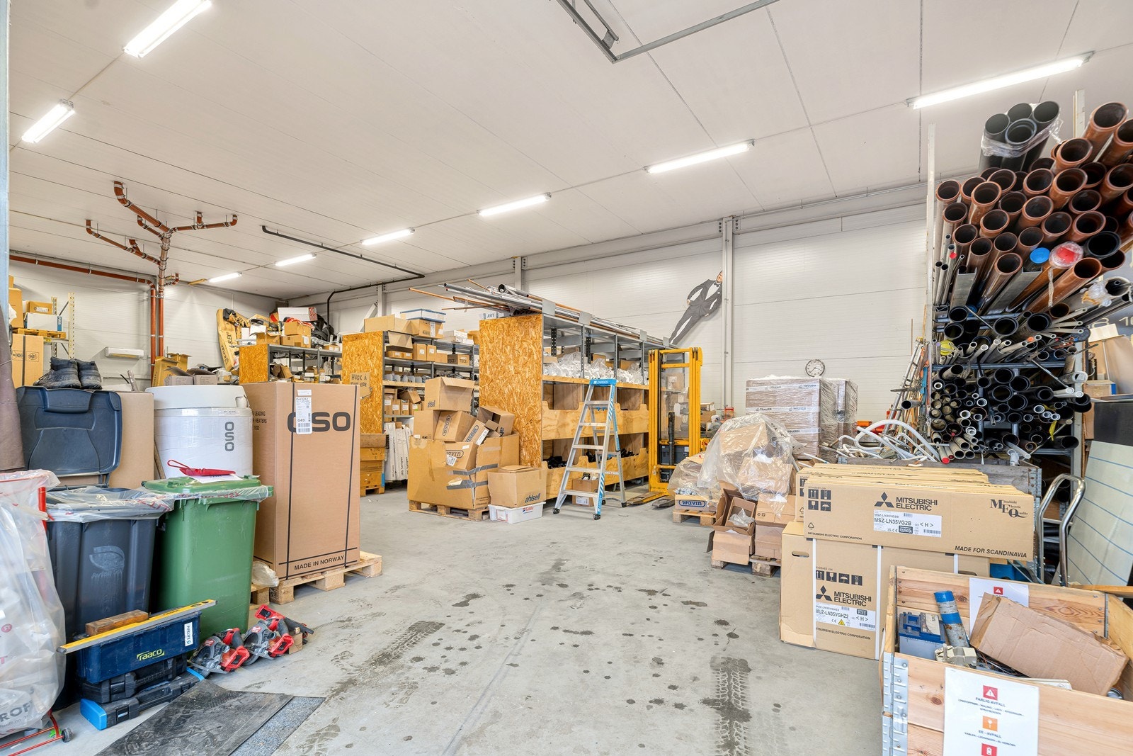 Store lagerlokaler i 1.etasje med svært god takhøyde Galleribilde
