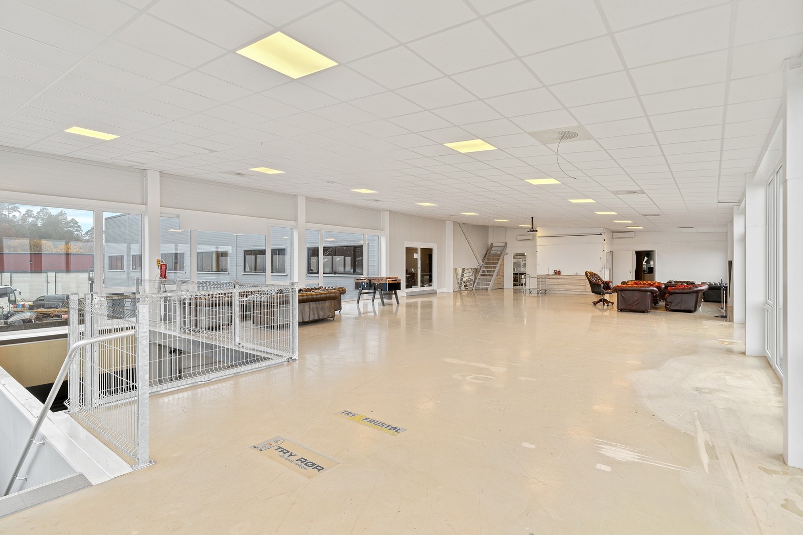 Her har du en sentrumsnær beliggenhet i et industriområde som er godt etablert for næringsvirksomhet og huser flere aktører innen handel, service og kontor, noe som bidrar til et aktivt og profesjonelt næringsmiljø Galleribilde