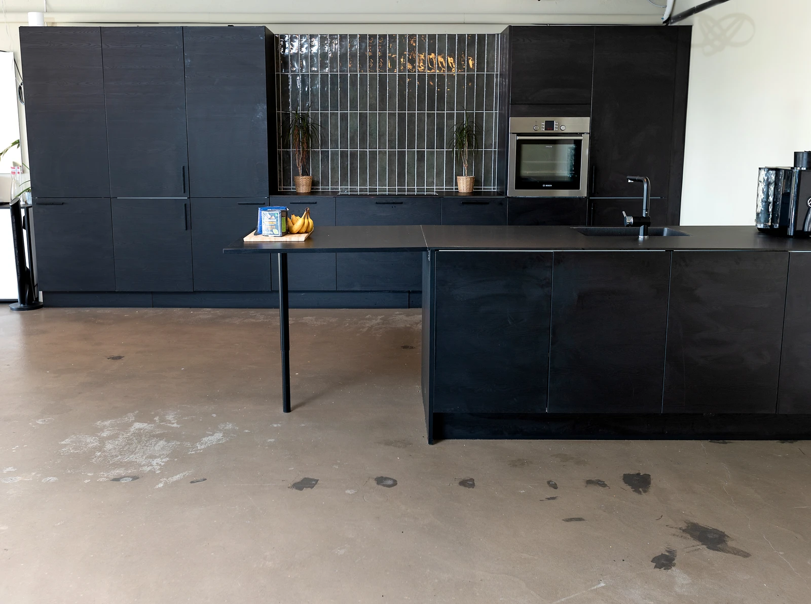 Moderne kjøkkeninnredning fra Strai Kjøkken. 2 x kjøleskap, komfyr og oppvaskmaskin medfølger. Galleribilde