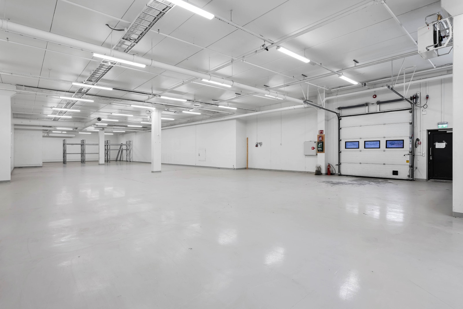 Handelslokale med god takhøyde. Lokalet er BTA 1273 m², men kan deles mellom to leietakere. Galleribilde