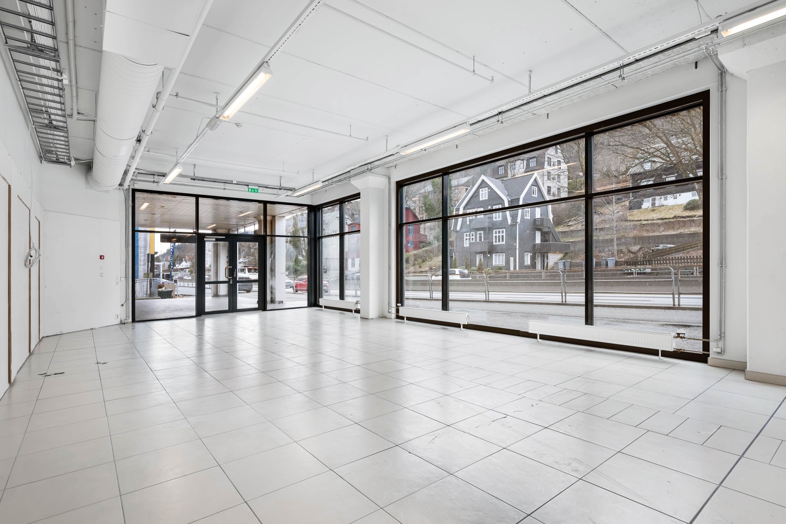 God vinduseksponering mot hovedvei. BTA ca. 800 m² Galleribilde