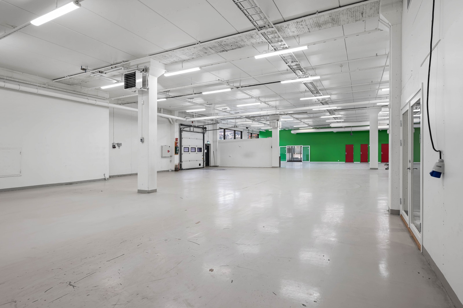 Handelslokale med god takhøyde. Lokalet er BTA 1273 m², men kan deles mellom to leietakere. Galleribilde