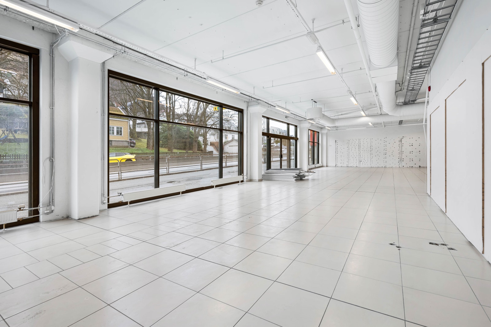 God vinduseksponering mot hovedvei. BTA ca. 800 m² Galleribilde