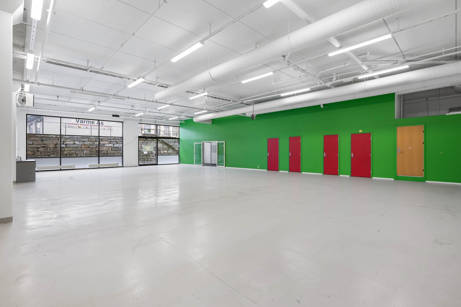Handelslokale med god takhøyde. Lokalet er BTA 1273 m², men kan deles mellom to leietakere. Galleribilde