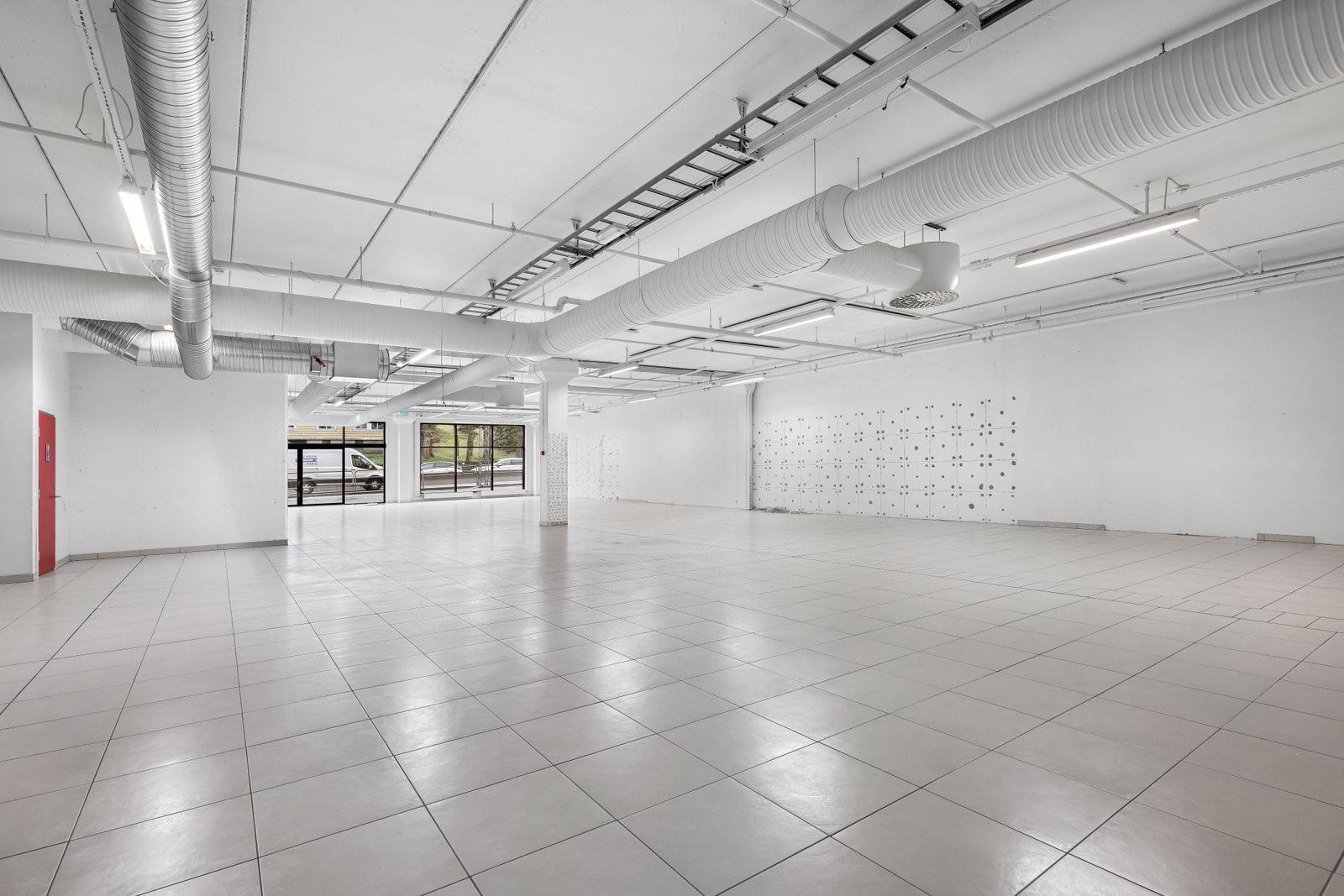 God vinduseksponering mot hovedvei. BTA ca. 800 m² Galleribilde