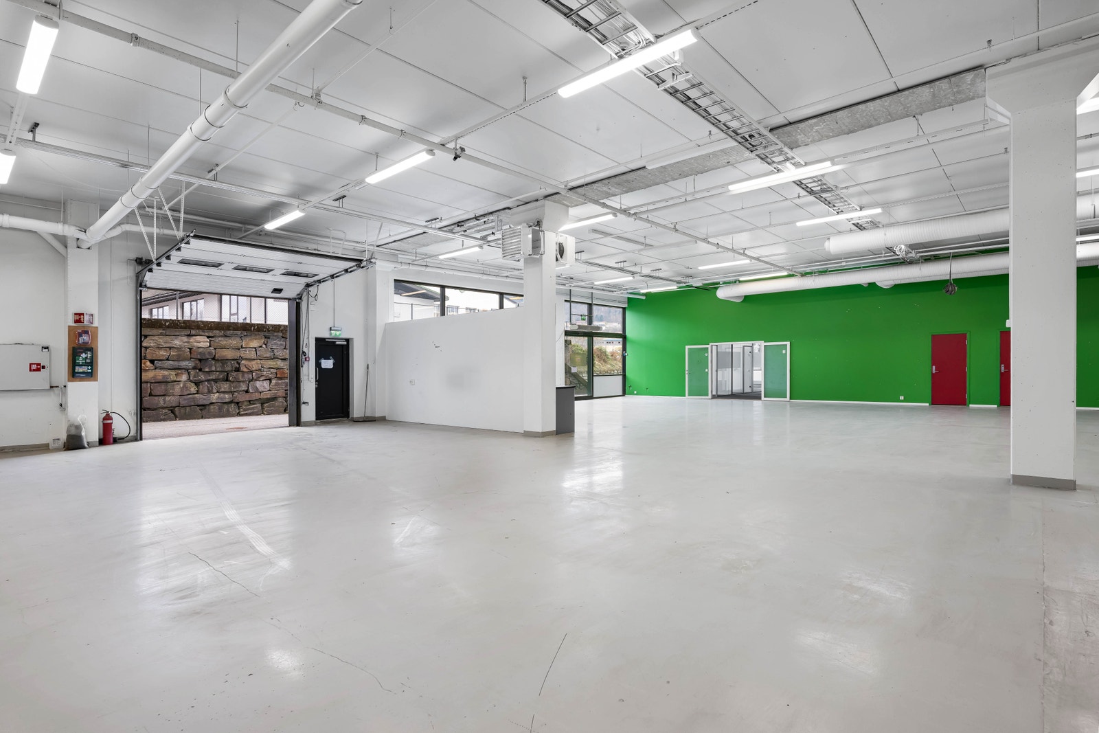 Handelslokale med god takhøyde. Lokalet er BTA 1273 m², men kan deles mellom to leietakere. Galleribilde