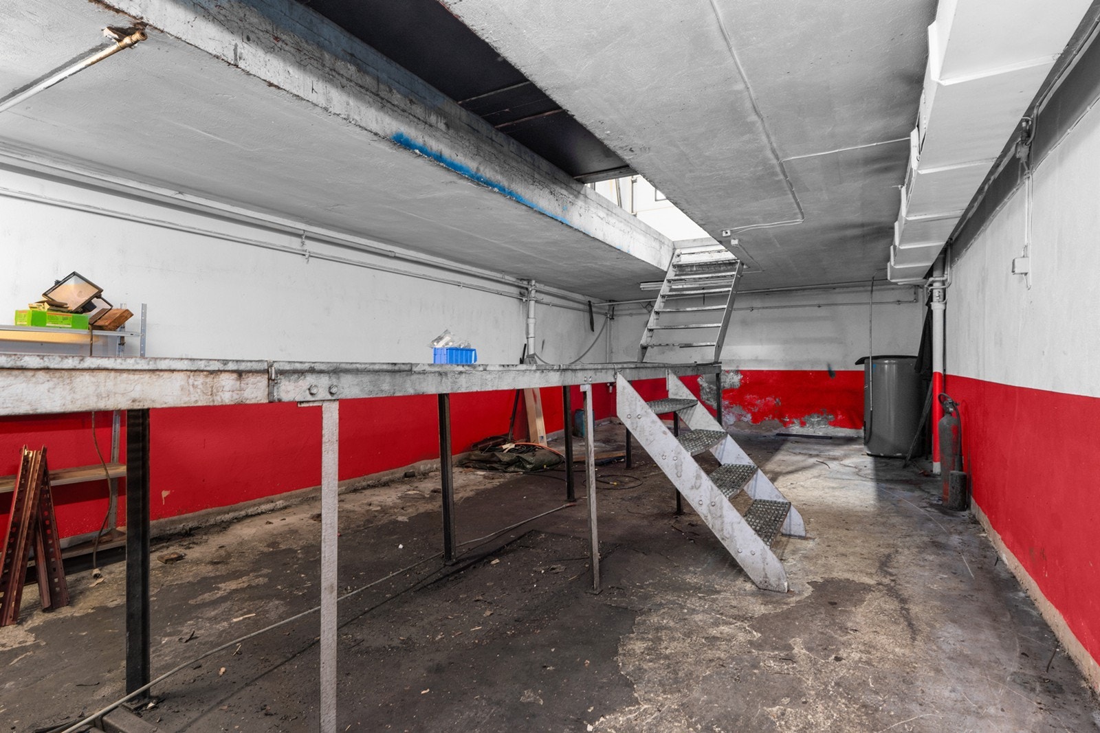 Hallen er utstyrt med smøregrav og arbeidsplattform, som gir enkel tilgang til kjøretøyets underside. Galleribilde