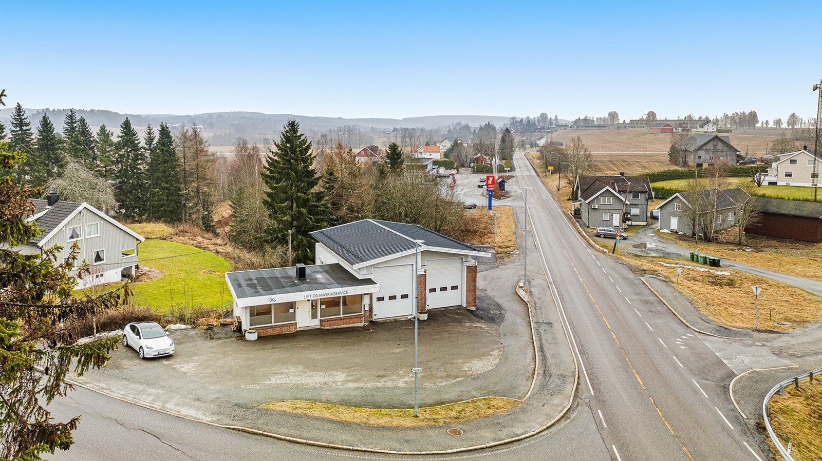 Notar Romerike Næringseiendom m/verksted, kontor og lager og beliggende på Gan/Fjellsrud | Gode parkeringsmuligheter | Tomt på 1262 kvm Fetveien 1194,