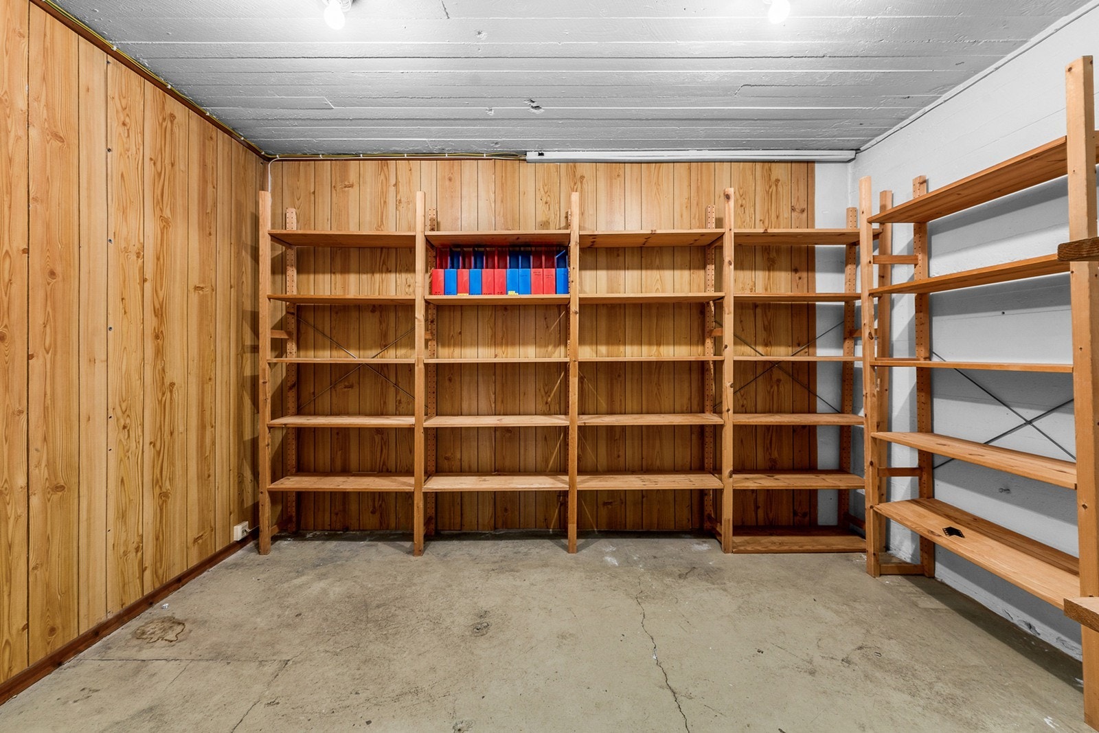 Her finner man to separate lagerrom med gode oppbevaringsmuligheter. Galleribilde