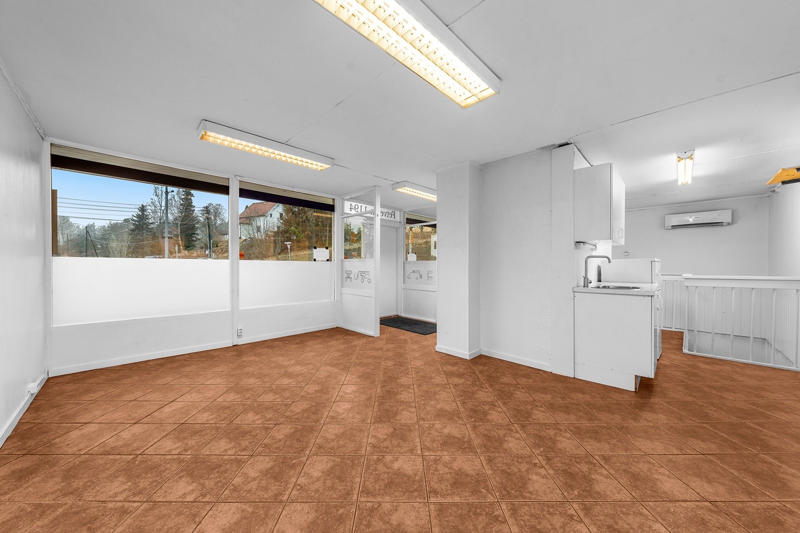 En lys og funksjonell kontordel med åpen planløsning, som gir fleksible løsninger for ulike typer virksomhet. Det er også praktiske fasiliteter som kjøkkenløsning og tekniske installasjoner. Galleribilde