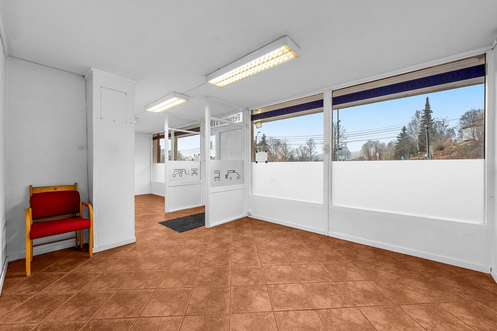 Lokalet har god plass til flere arbeidsstasjoner, og er tilrettelagt for effektiv drift med enkel adkomst til øvrige deler av bygget. Galleribilde