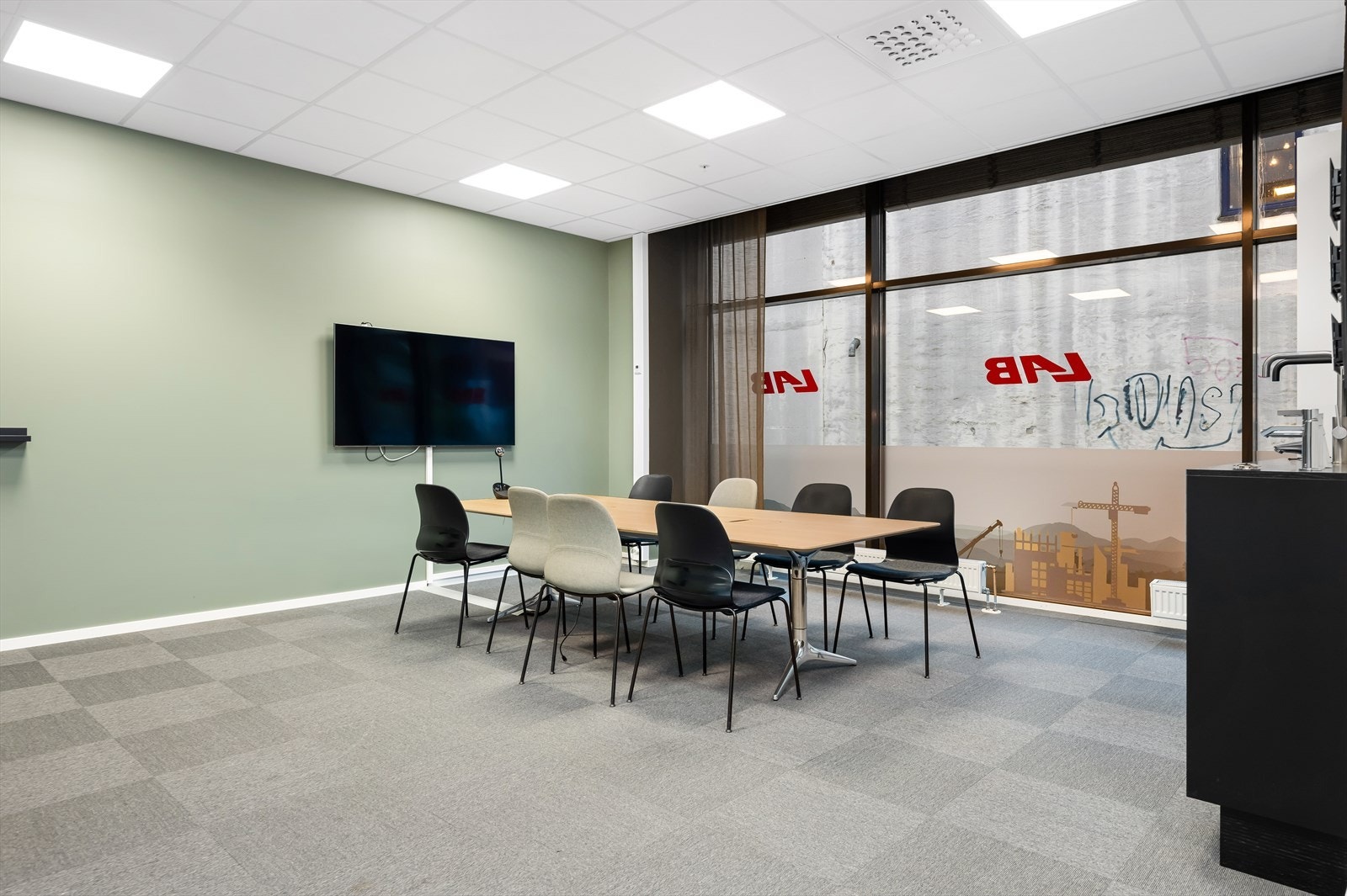 Kontor/showroom BTA 180 m². Egen inngang. 2 store rom med tilgang til møterom, kjøkken og toalett. Galleribilde